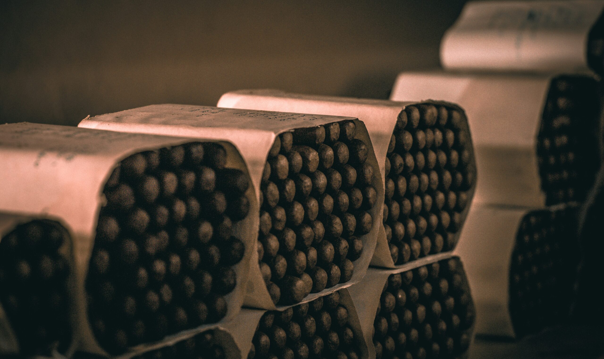 Eine Darstellung von Zigarren in einer wabenförmigen Halterung